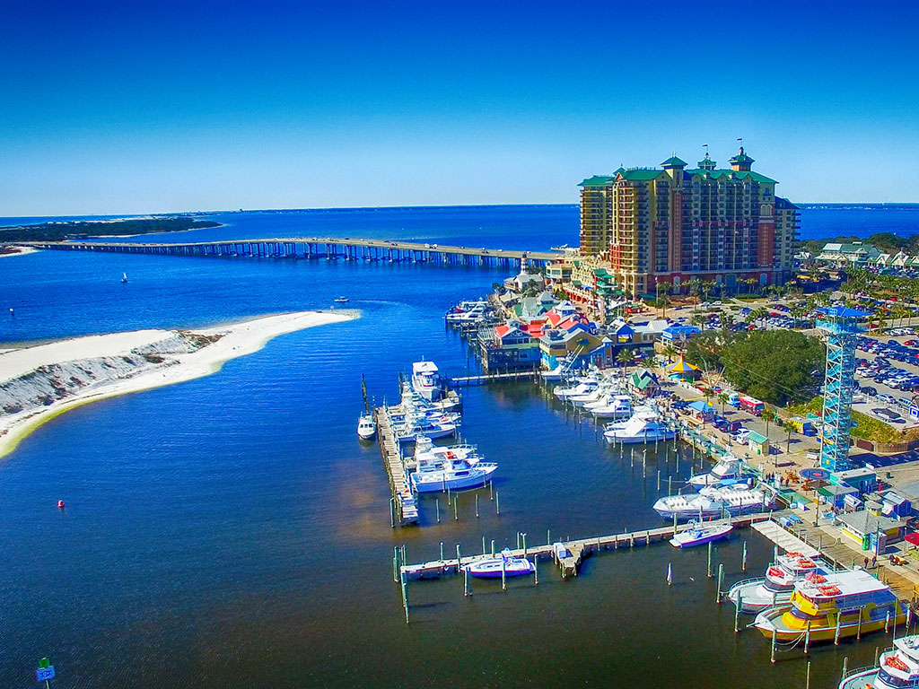 Una vista aérea de Destin, Florida, con un puente que cruza la bahía