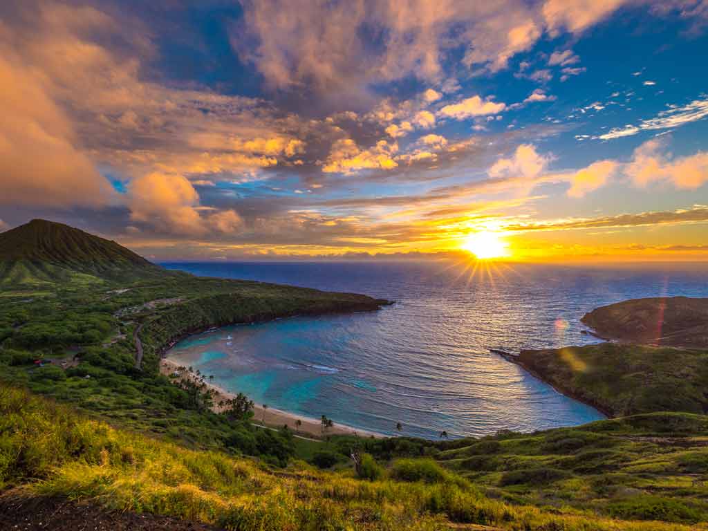 A horizon sunset view from Hanauma Bay in Oahu, Hawaii