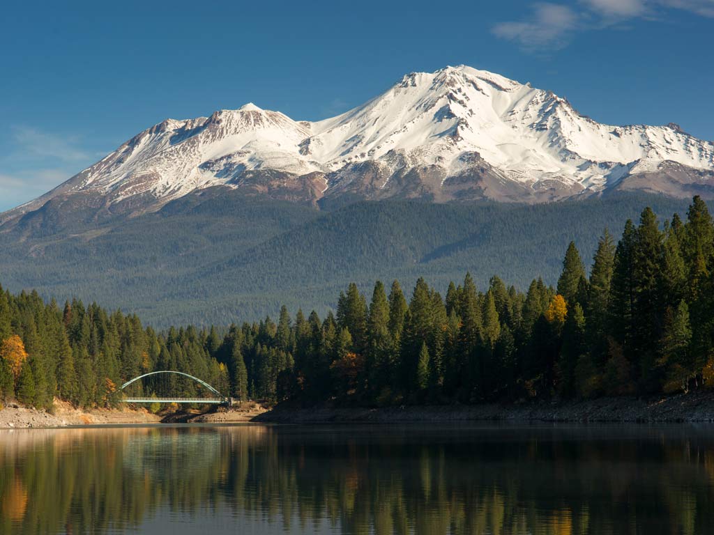 A photo of Lake Siskiyou, a top Veterans Day fishing destination, with an epic view of Mount Shasta in the distance.