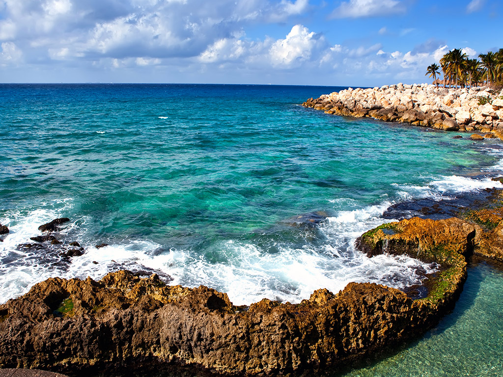 An aerial photo of waters surrounding Cozumel on a sunny day.