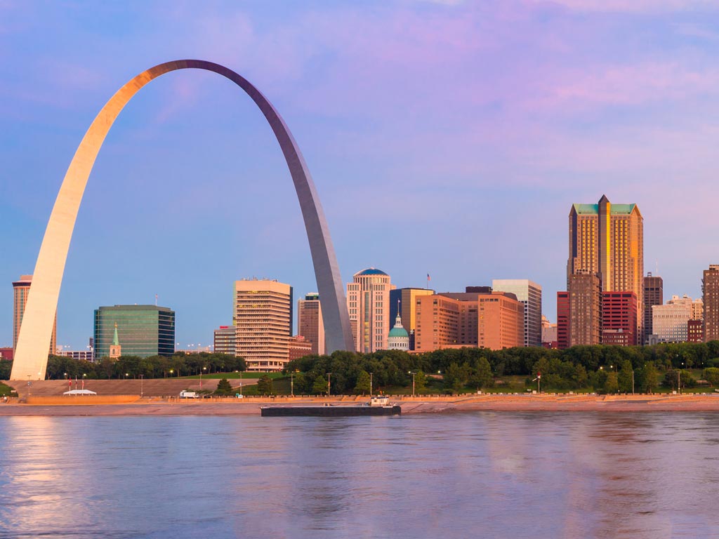 A scenic sunset shot of the iconic Gateway Arch in St. Louis, Missouri.