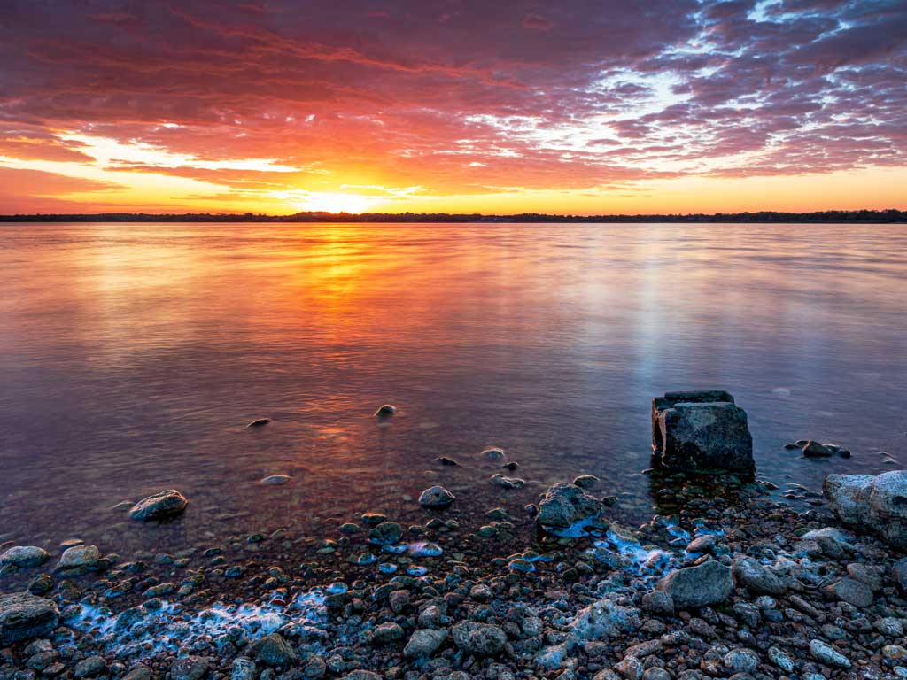 A scenic sunset photo of Lake Casa Blanca in Laredo, Texas, one of the best fishing destinations you can visit on Presidents' Day.