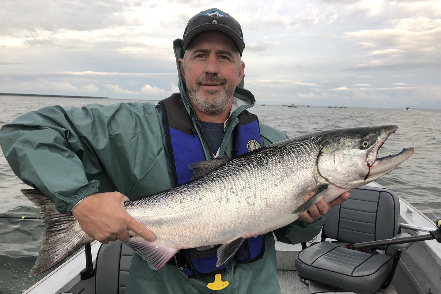 Un pescador sosteniendo un salmón Chinook en una carta de pesca en Oregón