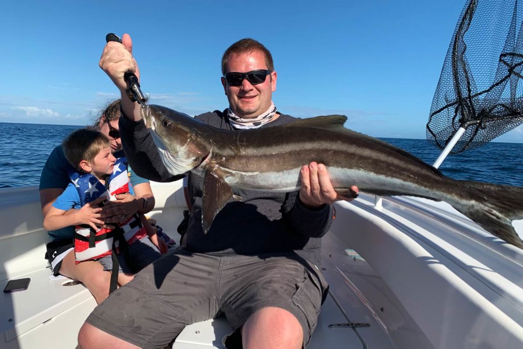 Un pescar Cobia de sex masculin pescuind în Florida.