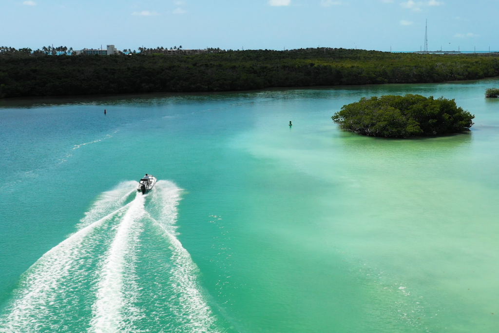 Un barco navegando por el interior de los Cayos de Florida