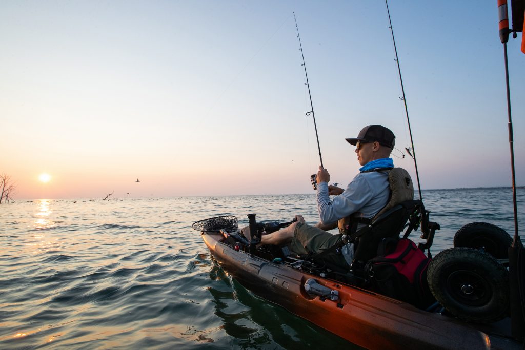 Un pescador pescando en kayak en los Cayos de Florida