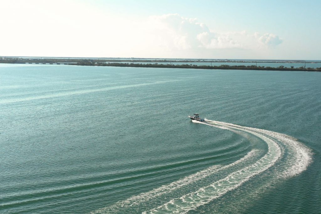 Un barco de pesca deportiva navegando por la bahía en Key West, FL.