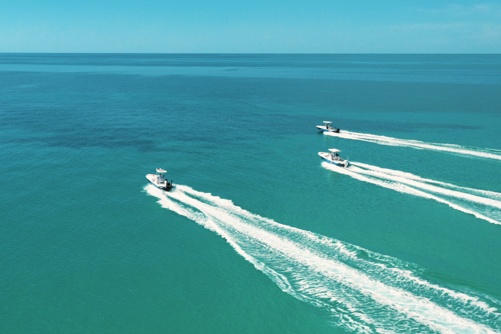 Tres barcos a toda velocidad en alta mar en los Cayos de Florida