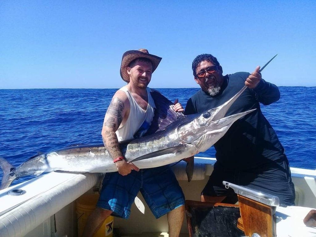 pescari care dețin un Marlin pe o barcă în Cabo