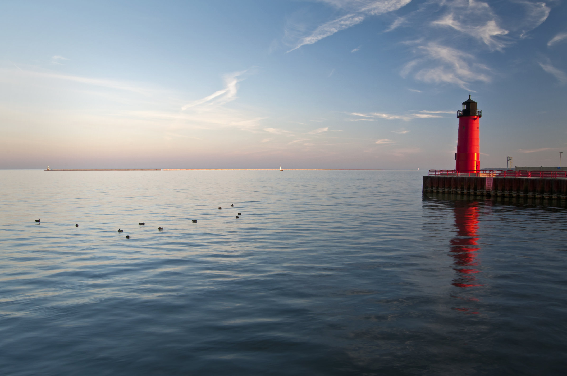 Рыбы в озере мичиган. Маяк Милуоки, Мичиган, США. Milwaukee Lighthouse. Милуоки Висконсин Маяк 1920х1080. Рыбы озера Мичиган.