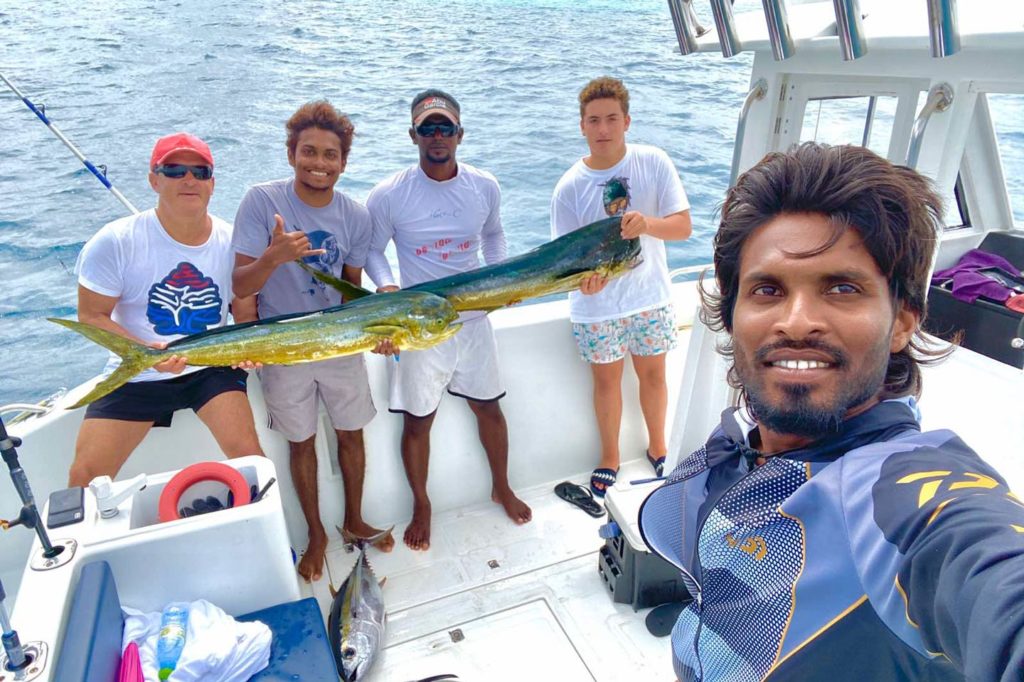 A группа рыболовов с двумя махи-махи на бортовой чартерной лодке».Мы не могли отпустить вас, не упомянув о крупной рыбе, которую вы можете здесь поймать. Глубоководная рыбалка на Мальдивах позволит вам поймать одну из самых желаемых пелагических рыб в мире. Наряду с тунцом вы можете ориентироваться на Wahoo, Mahi Mahi, Sailfish и Marlin. Хотя межсезонья на Мальдивах технических нет, ловить крупную дичь лучше всего с ноября по март.</p><meta itemprop=