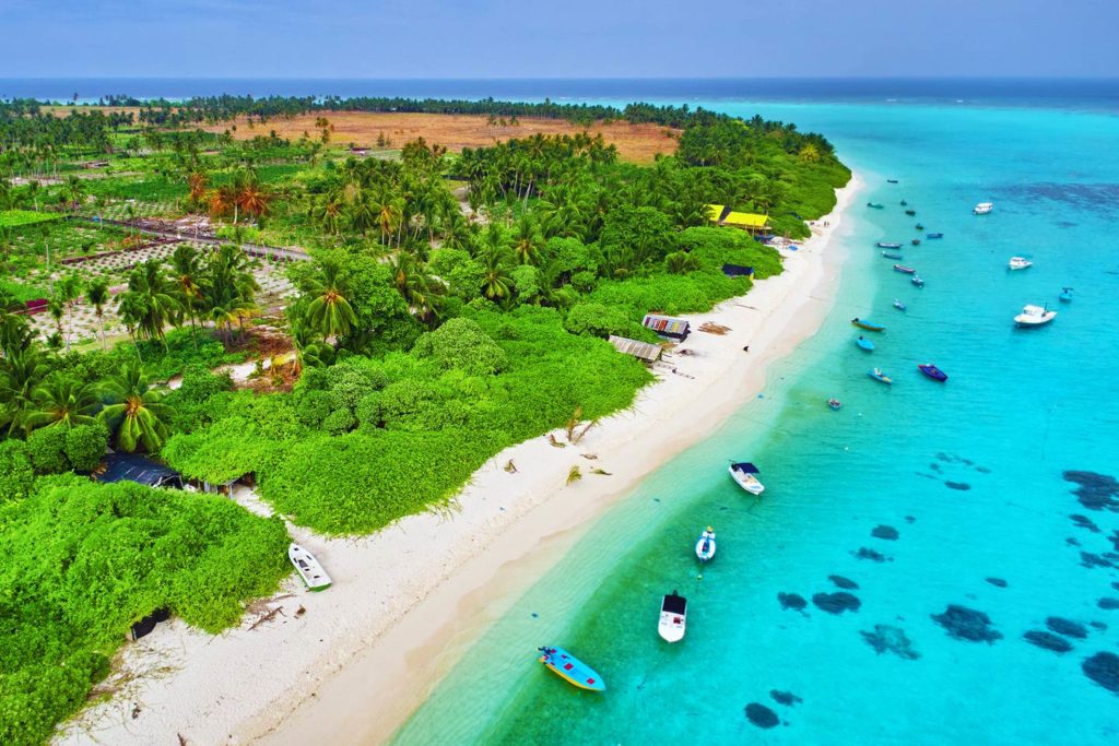 Рыбацкие башни береговой линии тропических островов на Мальдивах.