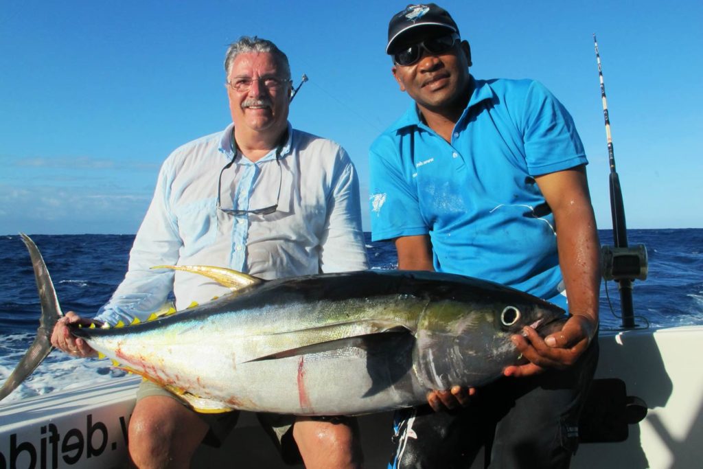 Два рыболова выявлены желтоперого тунца, пойманного на чартерной лодке на Мальдивах