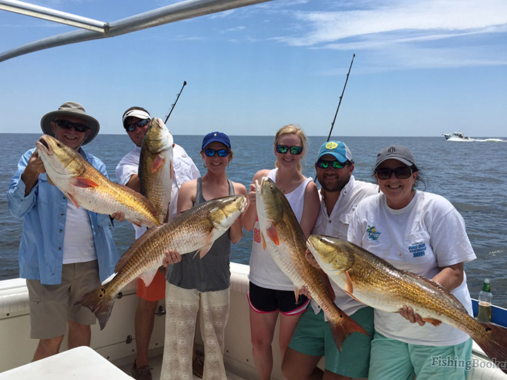 Um grupo de amigos num charter de pesca mostrando Cantarilhos Vermelhos capturados na sua viagem para fora do Golfo, MS.